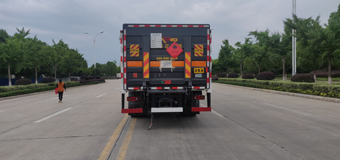 國(guó)六東風(fēng)天錦小三軸8.6米氣瓶車(chē)