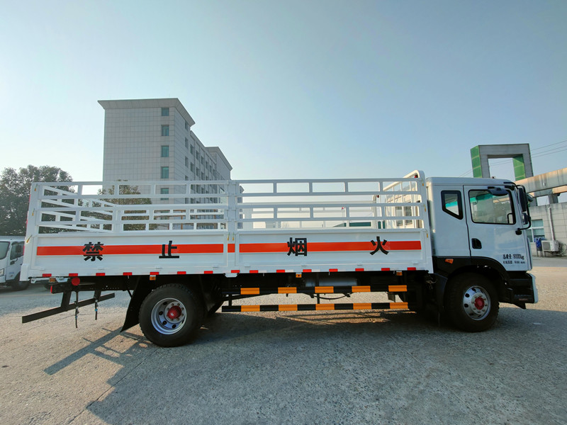 國(guó)六東風(fēng)D9 6.2米氣瓶運(yùn)輸車