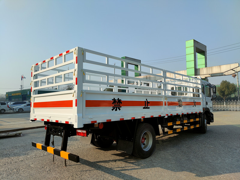 國(guó)六東風(fēng)D9 6.2米氣瓶運(yùn)輸車