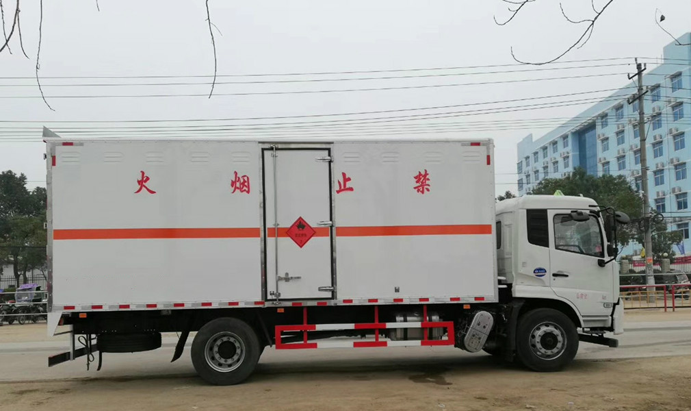 國(guó)六天錦6.6米易燃液體廂式運(yùn)輸車