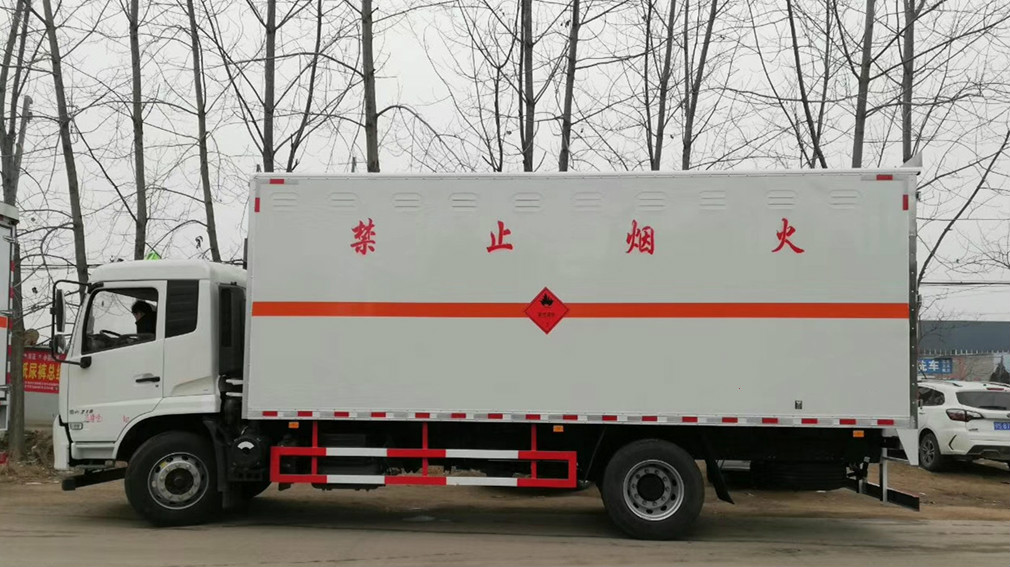 國(guó)六天錦6.6米易燃液體廂式運(yùn)輸車