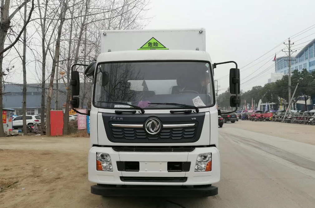 國(guó)六天錦6.6米易燃液體廂式運(yùn)輸車
