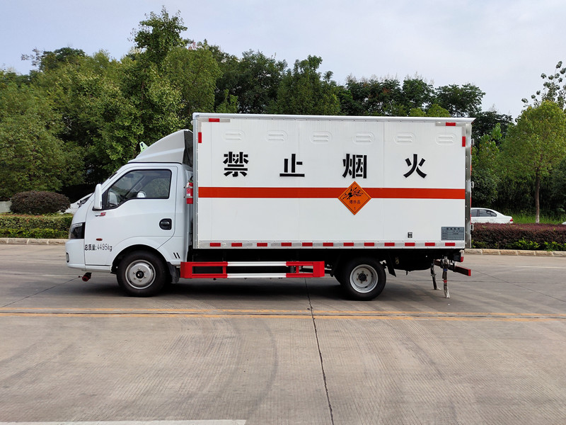 途逸（汽油）易燃液體廂式運(yùn)輸車