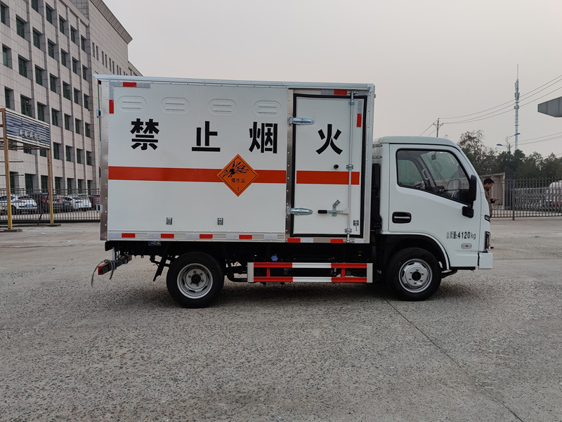 躍進(jìn)（柴油）易燃液體廂式運(yùn)輸車(chē)
