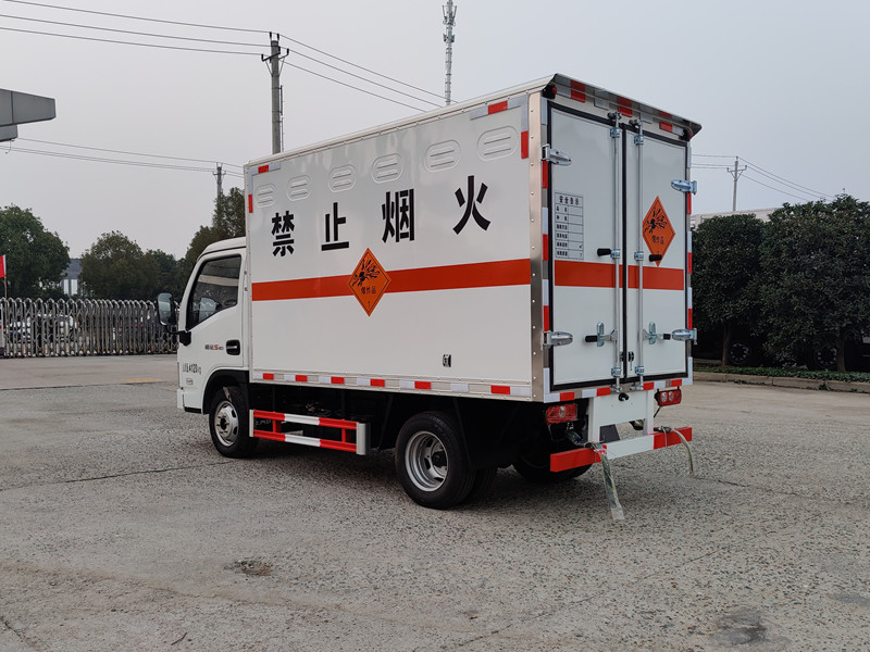 躍進(jìn)（柴油）易燃液體廂式運(yùn)輸車(chē)