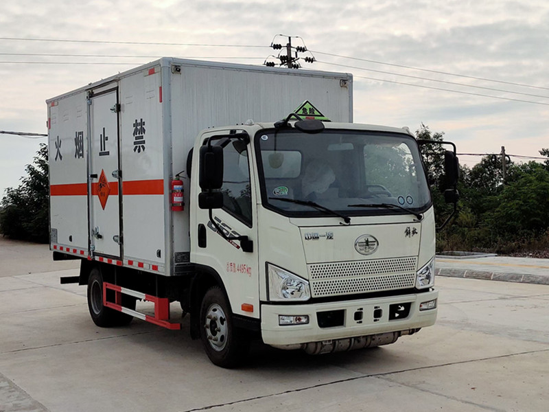 解放4.15米（藍(lán)牌）易燃液體廂式運(yùn)輸車