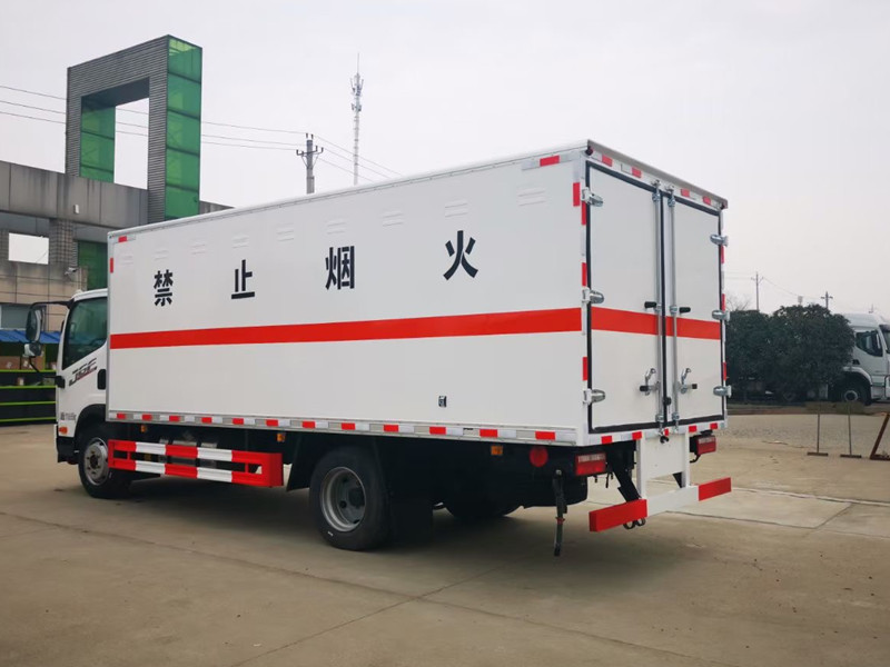 解放4.15米（藍(lán)牌）易燃液體廂式運(yùn)輸車