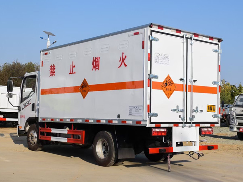 解放4.15米（藍(lán)牌）易燃液體廂式運(yùn)輸車