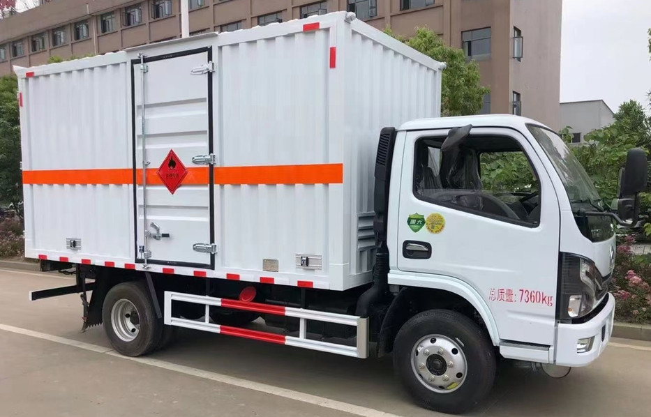 東風(fēng)4.1米（小黃牌）燃液體廂式運(yùn)輸車
