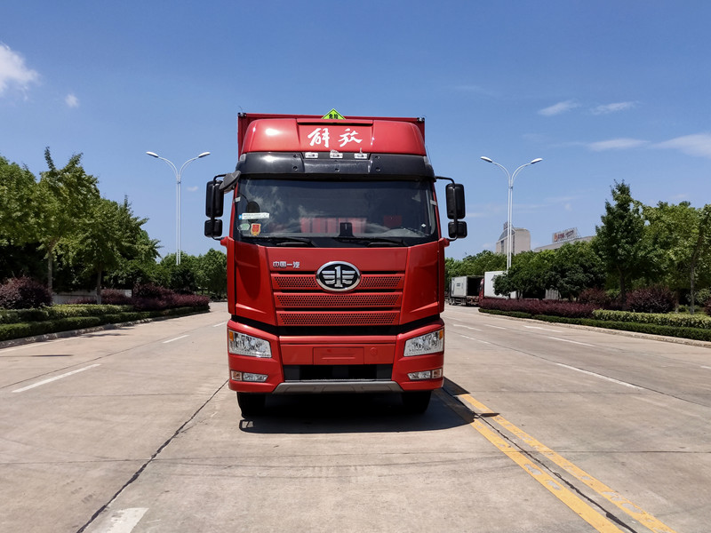 解放4軸9.6米易燃液體廂式運輸車
