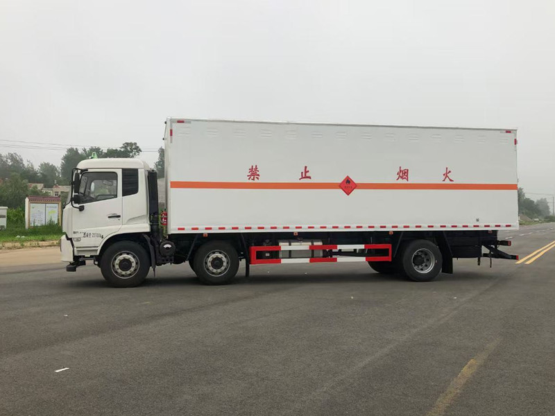 東風(fēng)天錦三軸9米易燃液體廂式運(yùn)輸車