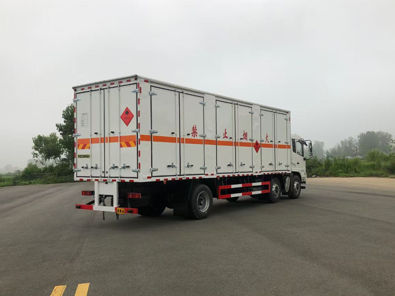 東風(fēng)天錦三軸9米易燃液體廂式運(yùn)輸車