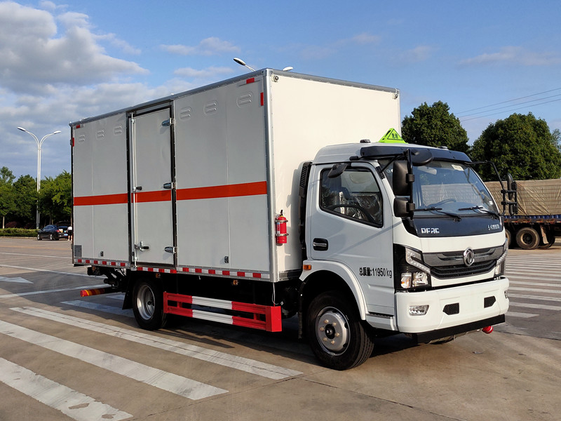 東風(fēng)5.2米（黃牌）易燃液體廂式運(yùn)輸車