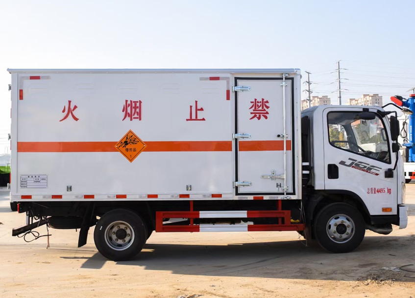 解放4.15米藍(lán)牌爆破器材運(yùn)輸車