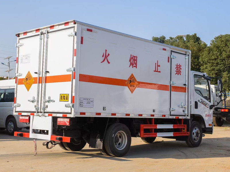 解放4.15米藍(lán)牌爆破器材運(yùn)輸車