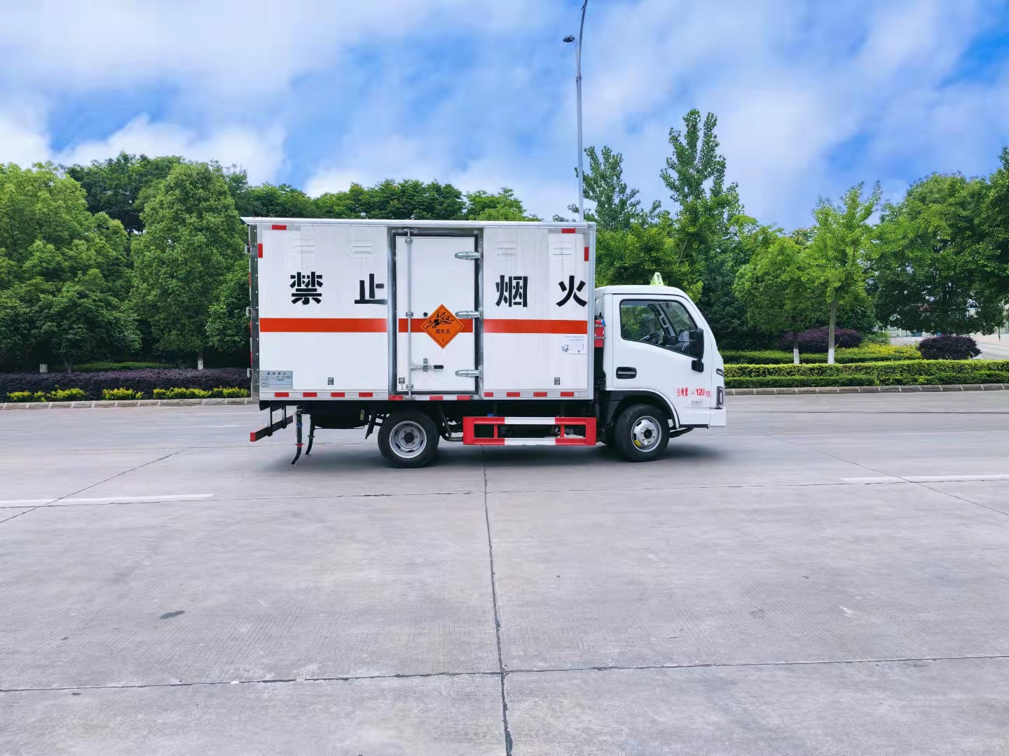 躍進(jìn)（柴油）3.3米爆破器材運(yùn)輸車