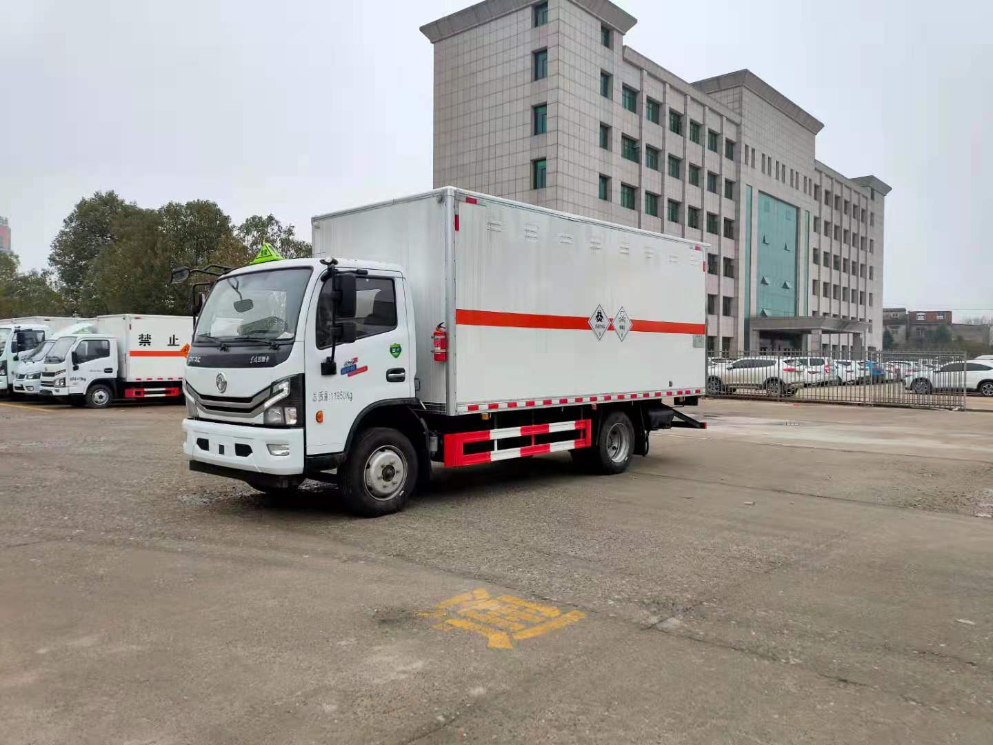 東風(fēng)5.2米廂式爆破器材運(yùn)輸車