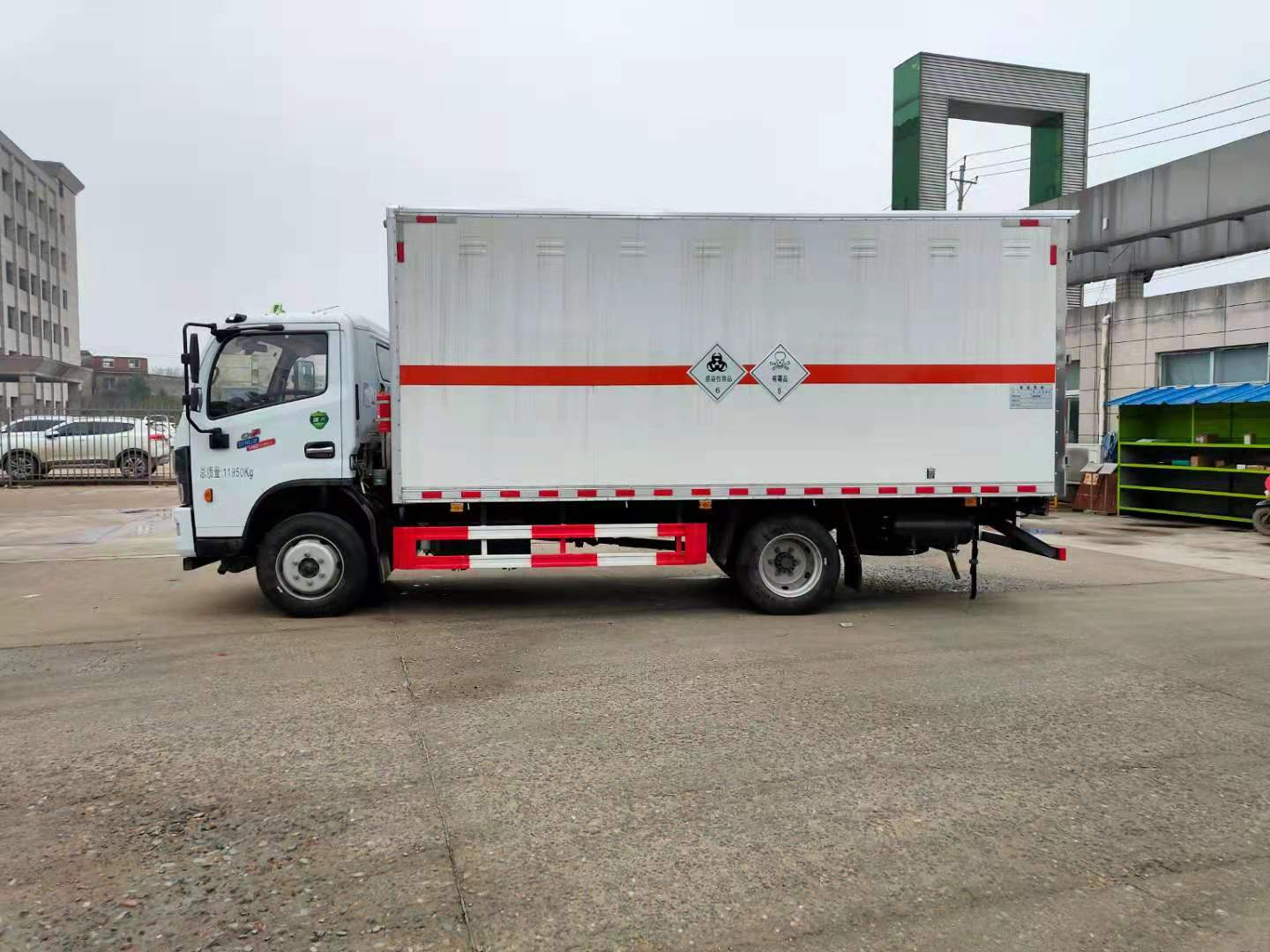 東風(fēng)5.2米廂式爆破器材運(yùn)輸車
